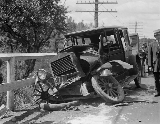 Фотографии самых первых авто аварий - №3