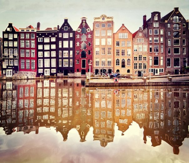 Естественная симметрия - лучшие зеркальные отображения города в воде - №2