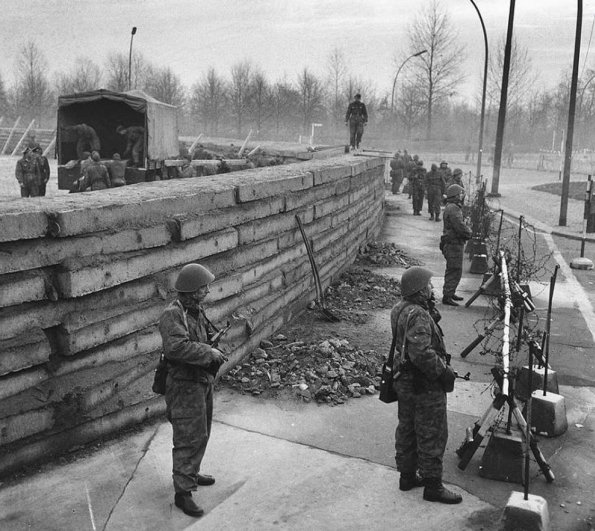 Новости в фотографиях - 17 редких кадров из истории Берлинской стены - №2