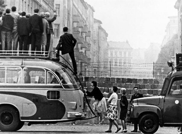 Новости в фотографиях - 17 редких кадров из истории Берлинской стены - №3