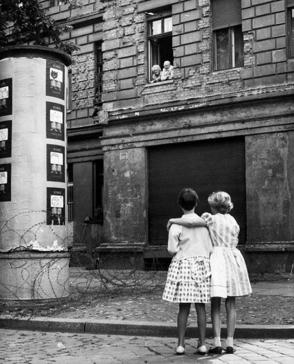 Новости в фотографиях - 17 редких кадров из истории Берлинской стены - №4