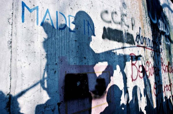 Новости в фотографиях - 17 редких кадров из истории Берлинской стены - №6