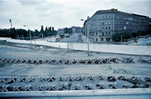Новости в фотографиях - 17 редких кадров из истории Берлинской стены - №7