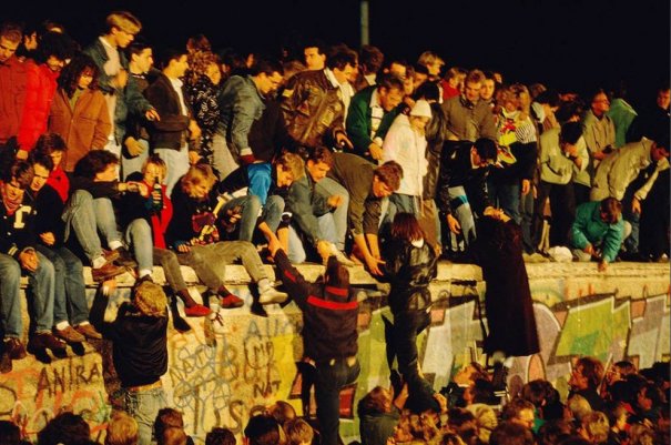 Новости в фотографиях - 17 редких кадров из истории Берлинской стены - №8
