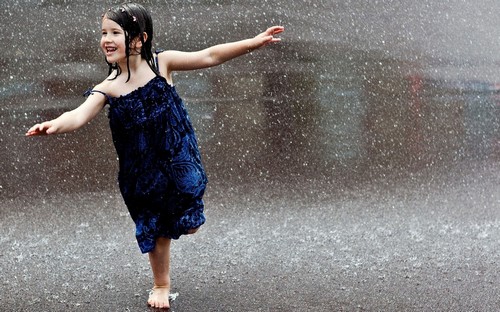 Люди под дождем - красиво и актуально для осенних фото - №1