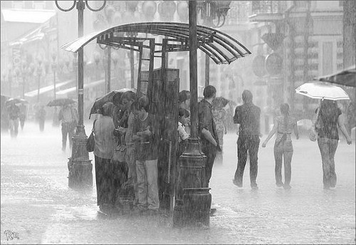 Люди под дождем - красиво и актуально для осенних фото - №2