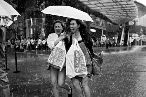 Люди под дождем - красиво и актуально для осенних фото - №10