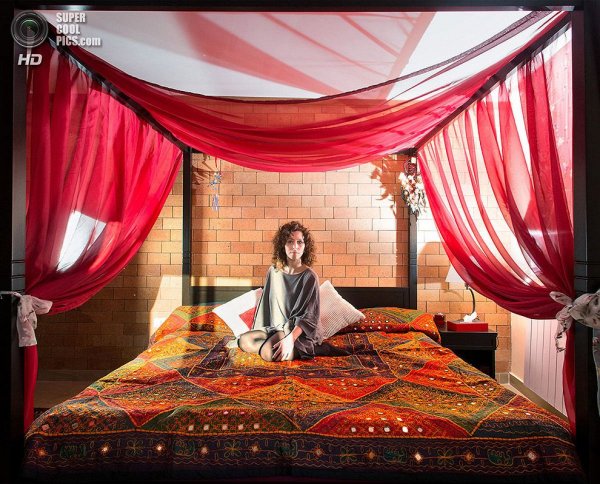 Интересные фотографии женских спален из проекта «Зеркала и Окна» - №4