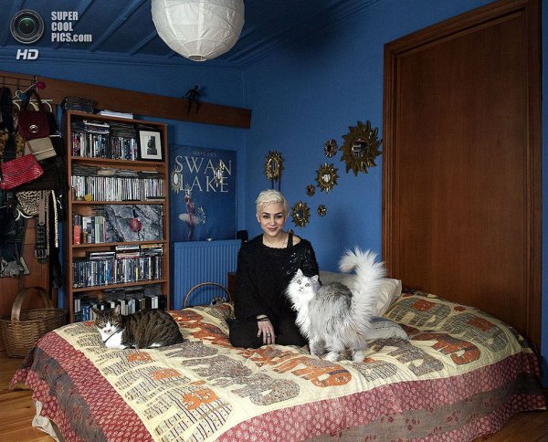 Интересные фотографии женских спален из проекта «Зеркала и Окна» - №9