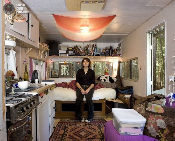 Интересные фотографии женских спален из проекта «Зеркала и Окна» - №17