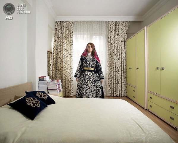 Интересные фотографии женских спален из проекта «Зеркала и Окна» - №19