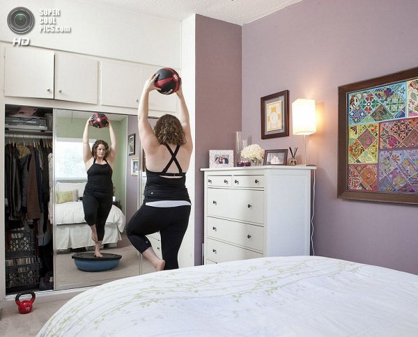 Интересные фотографии женских спален из проекта «Зеркала и Окна» - №23