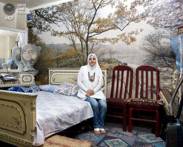Интересные фотографии женских спален из проекта «Зеркала и Окна» - №28