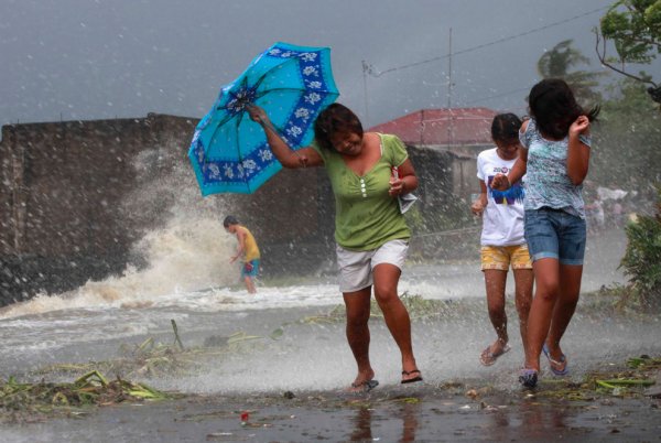Новости в фотографиях - Тайфун Хаян унес жизни более 10 тысяч человек - №2