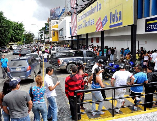 Новости в фотографиях - Армия Венесуэлы захватила магазины и раздает товары почти бесплатно - №1