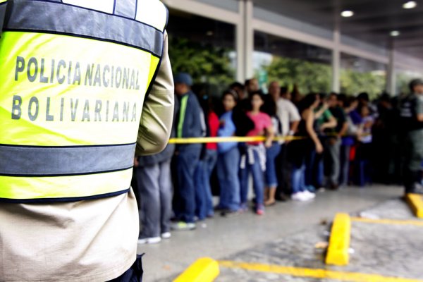 Новости в фотографиях - Армия Венесуэлы захватила магазины и раздает товары почти бесплатно - №2