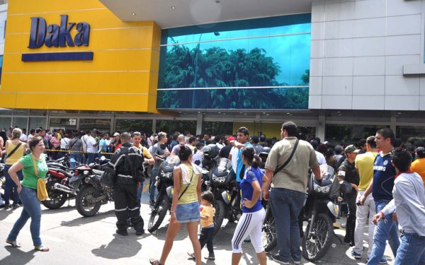 Новости в фотографиях - Армия Венесуэлы захватила магазины и раздает товары почти бесплатно - №3