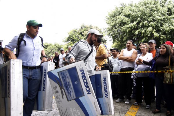 Новости в фотографиях - Армия Венесуэлы захватила магазины и раздает товары почти бесплатно - №4