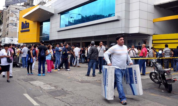 Новости в фотографиях - Армия Венесуэлы захватила магазины и раздает товары почти бесплатно - №5