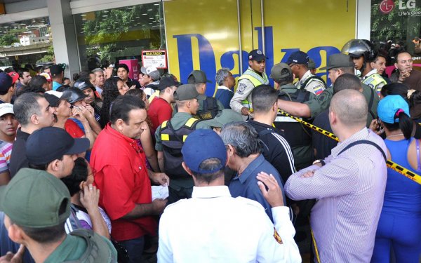 Новости в фотографиях - Армия Венесуэлы захватила магазины и раздает товары почти бесплатно - №6