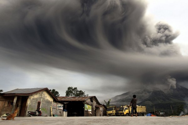 Новости в фотографиях - Мощное извержение вулкана Синабунг - №1