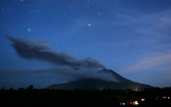 Новости в фотографиях - Мощное извержение вулкана Синабунг - №5