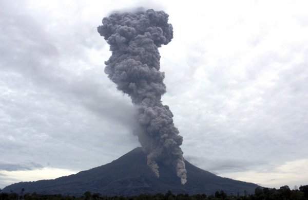 Новости в фотографиях - Мощное извержение вулкана Синабунг - №9