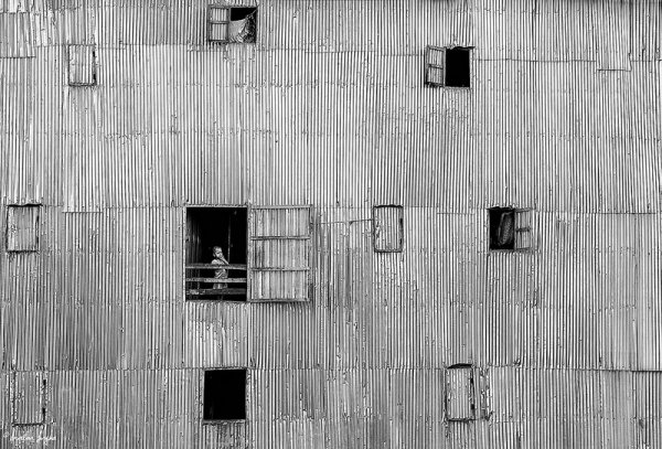 Взгляд в окно - искусство черно-белых фото - №48