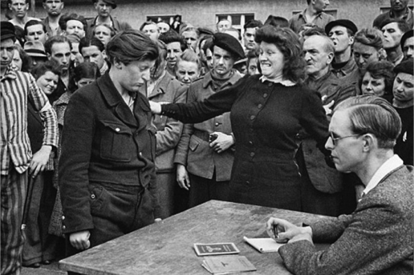 Информатор гестапо, Дессау, Германия, 1945 г. Уличные фото