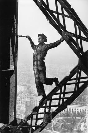 Марк Рибу. Маляр на Эйфелевой башне. Париж, 1953. © Marc Riboud
