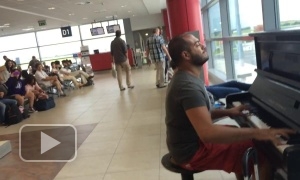 Парень сел за пианино в аэропорту и просто начал играть...