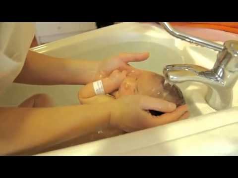 Милая съемка ребенка, первый душ новорожденного