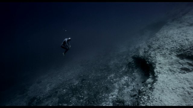 Океанская гравитация - сюрреалистическое видео с фридайвером Гийомом Нери