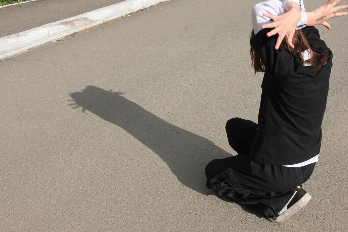 Тень на асфальте - victor Lion