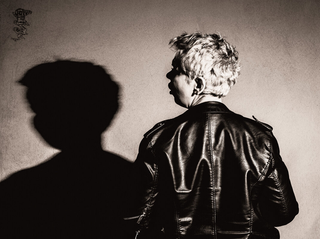 Девушка и её тень - Валерий Серёгин