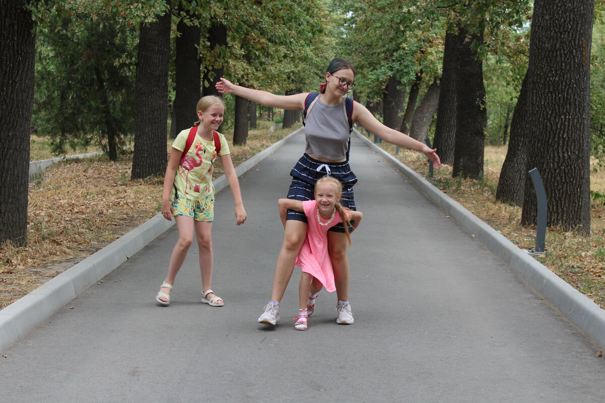 Сестрёнки - Лариса Елисеева