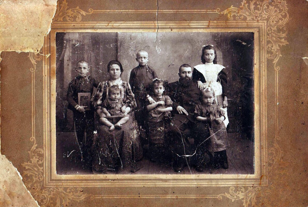 Прадедушка и прабабушка с моей бабушкой и её братьями-сестрами [1910] :: Михаил Андреев