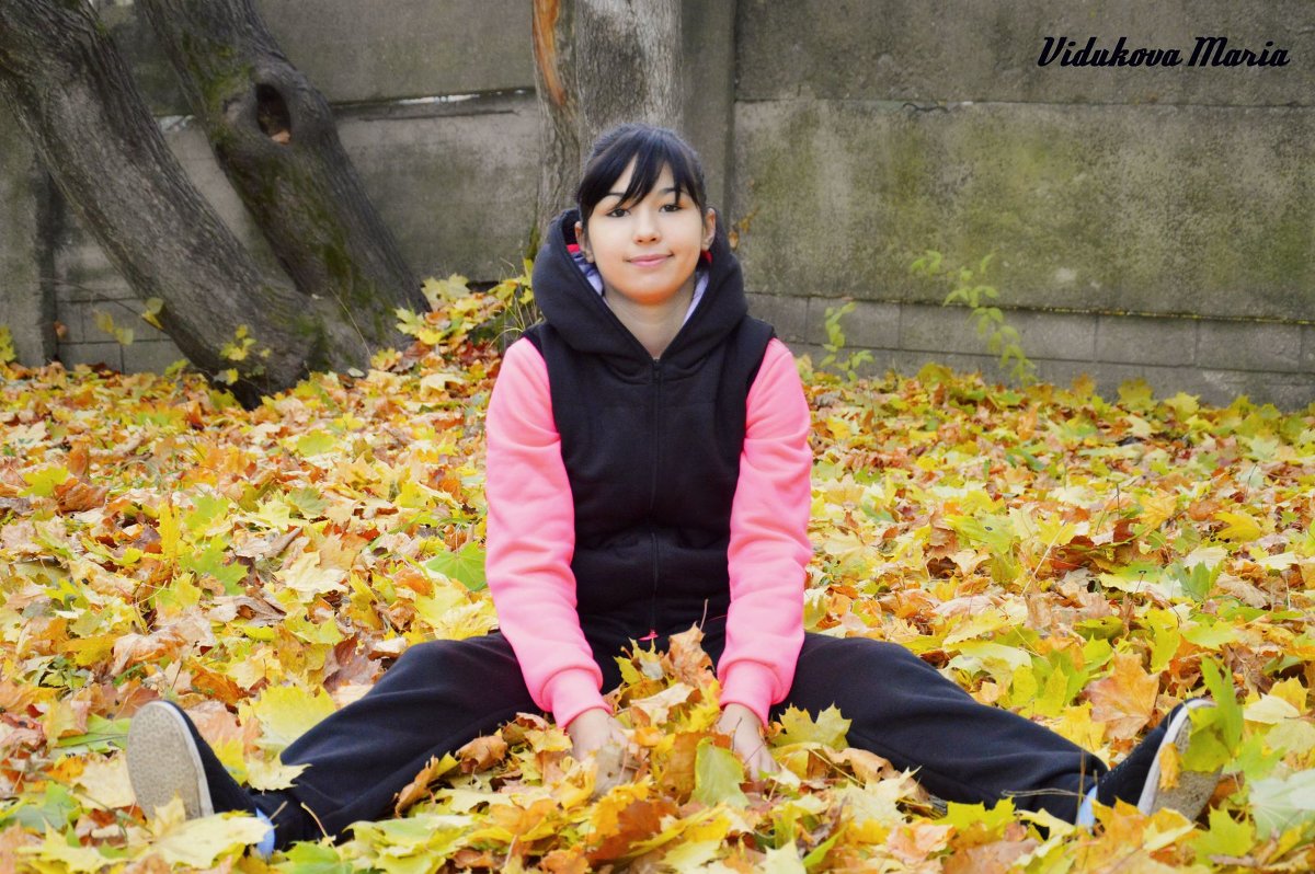 В листьях осени, чувствуешь себя ребенком)))) - Мария Житная-Видюкова