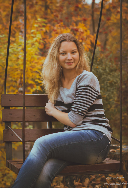 Красивая девушка в осеннем парке... - Nikita Bykov Красивая девушка в осеннем парке... - Nikita Bykov
