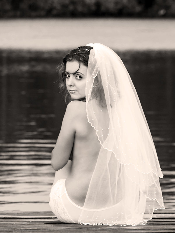 _ - < А н г е л и н а >