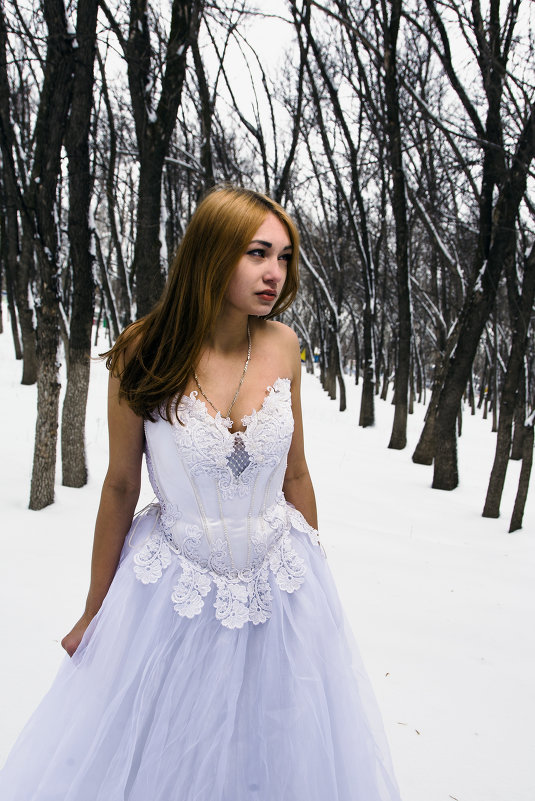 Девушка в лесу - Dmitriy Predybailo Девушка в лесу - Dmitriy Predybailo