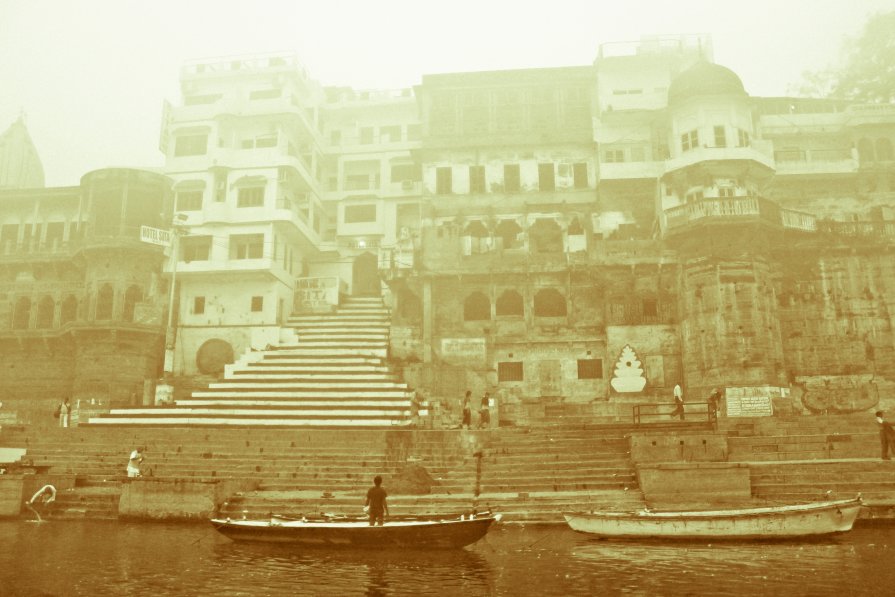 Varanasi.  Rana Mahal Ghat - Pekka Lakko