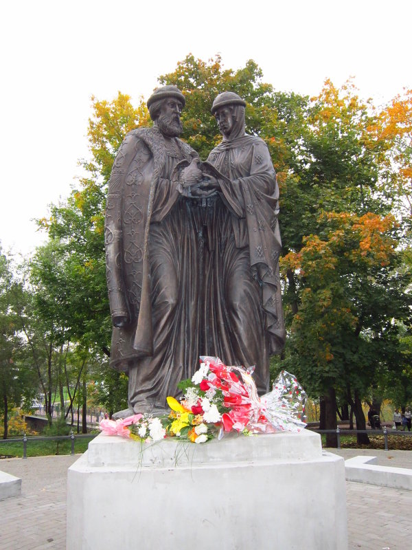 Памятник Петру и Февронии в Александровском саду города Вятки - Ольга Михеева Памятник Петру и Февронии в Александровском саду города Вятки - Ольга Михеева