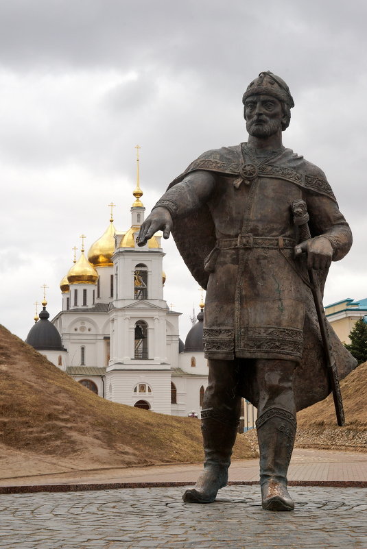 Памятник Юрию Долгорукому основателю Дмитрова. - Юрий Шувалов