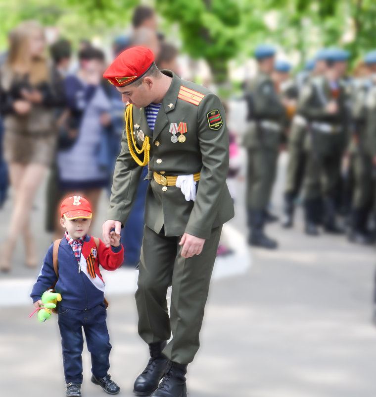 Когда будешь большим.... тоже будешь солдатом.... - Елена 