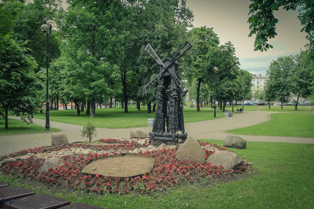 Деревянная скульптура в сквере. - Nonna Деревянная скульптура в сквере. - Nonna