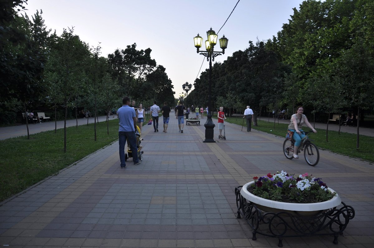 Вечером в гродском парке имени болгарского города-побратима Плевен - Алексей Кучерюк