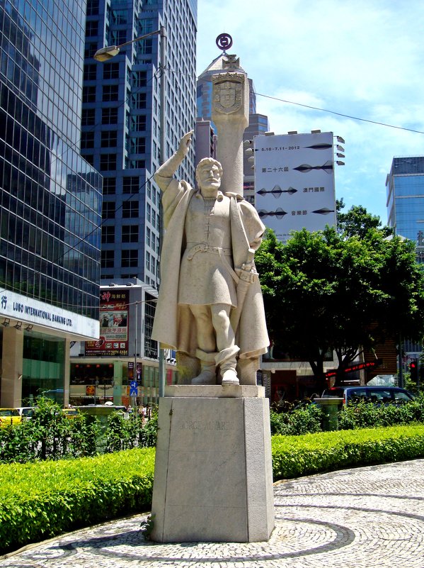Памятник Жоржи Альварешу в Макао. За спиной Альвареша — королевский падран. - Александр TS