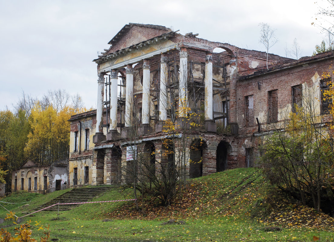 в составе памятников Всемирного наследия «Исторический центр С-Петербурга..."Ропшинский дворец - Слава 