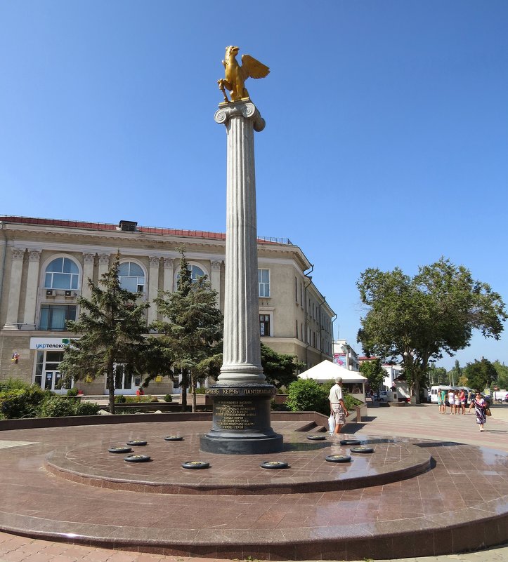 Стела с золотым грифоном, символом города-героя Керчь - Вера Щукина Стела с золотым грифоном, символом города-героя Керчь - Вера Щукина